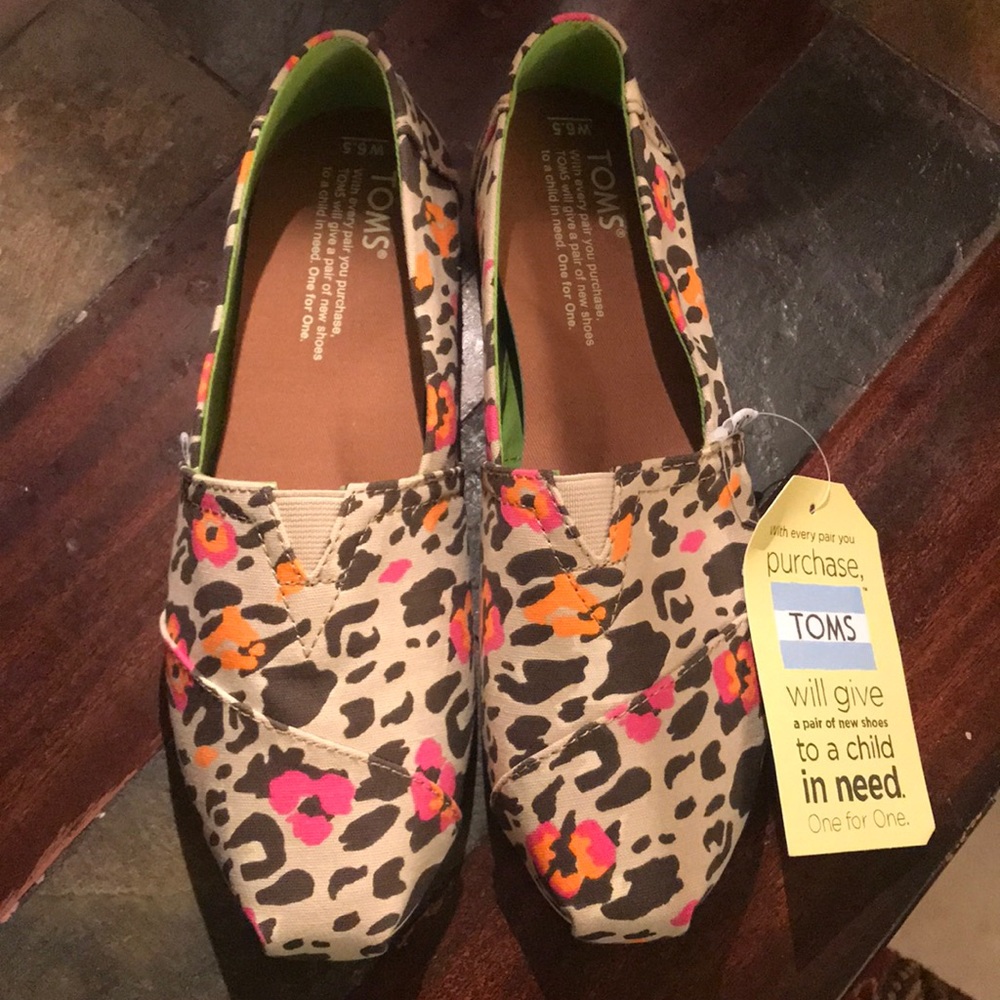 TOMS Classic Fuchsia Floral Leopard